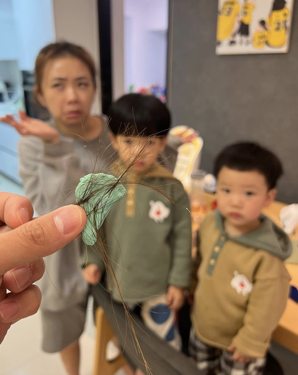 二伯的頭髮黏在兒子的黏土上。 圖：翻攝IG/嘎嫂二伯