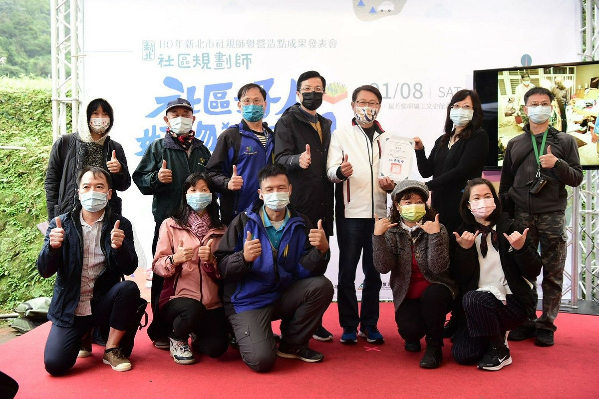 新北市副市長陳純敬（後排右三）、城鄉局長黃國峰（後排左四）與社規師等人合影。 圖：新北市城鄉局提供
