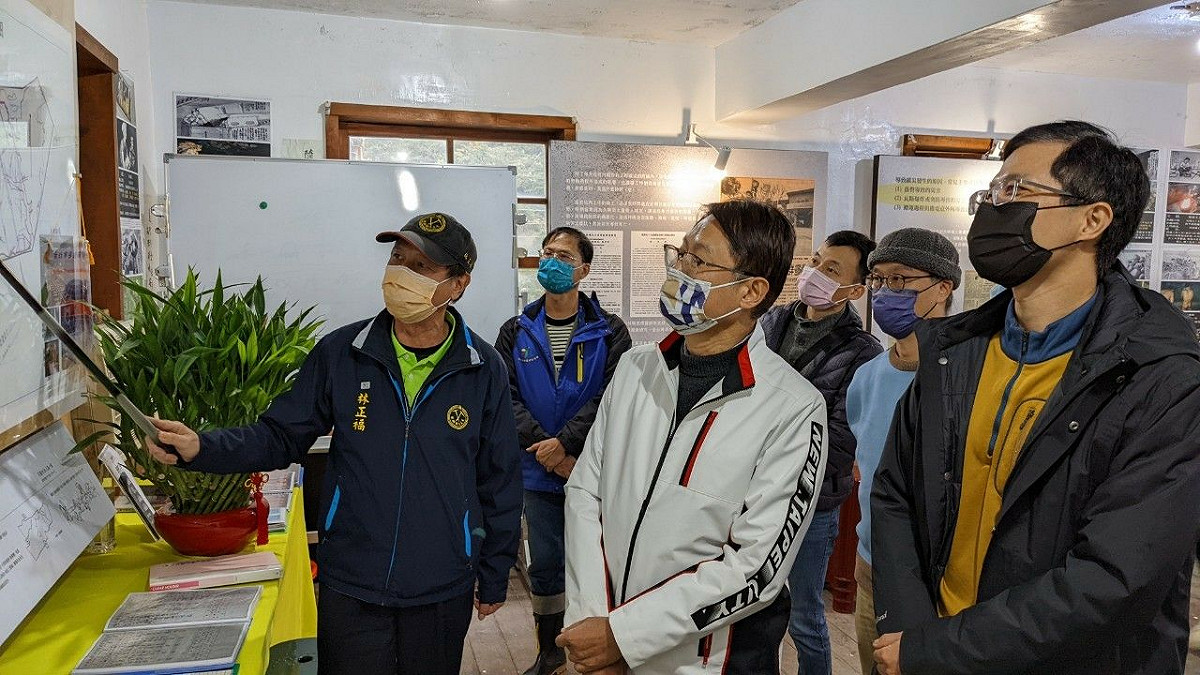 新北市副市長陳純敬在瑞芳猴硐礦工文史館聽取簡報。 圖：新北市城鄉局提供