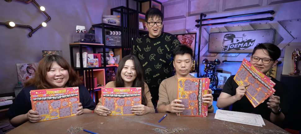 Joeman按往年慣例在新年時送每位員工一本刮刮樂。 圖：翻攝YT/Joeman