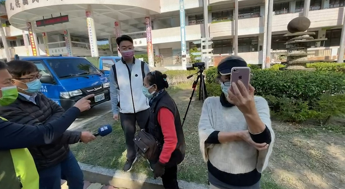 民進黨監票部隊發現九德國小校園內有人架設攝影機，鏡頭朝向投票所拍攝。  市議員陳世凱/提供