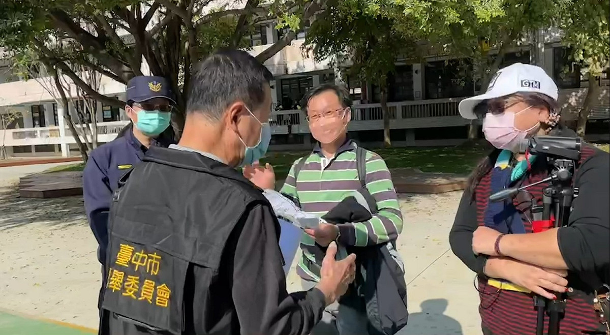 台中市選委會及警方到場勸離拍攝者。  市議員陳世凱/提供