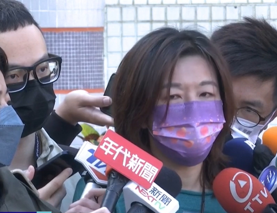 民進黨籍候選人林靜儀上午前往烏日區僑仁國小進行投票。