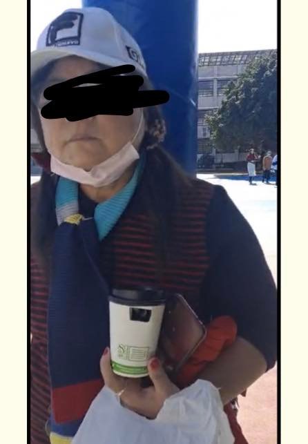 有民眾發現在台中烏日九德國小投開票所外有人拿著針孔攝影的咖啡杯疑似在「監票」。 圖：擷取自王定宇臉書