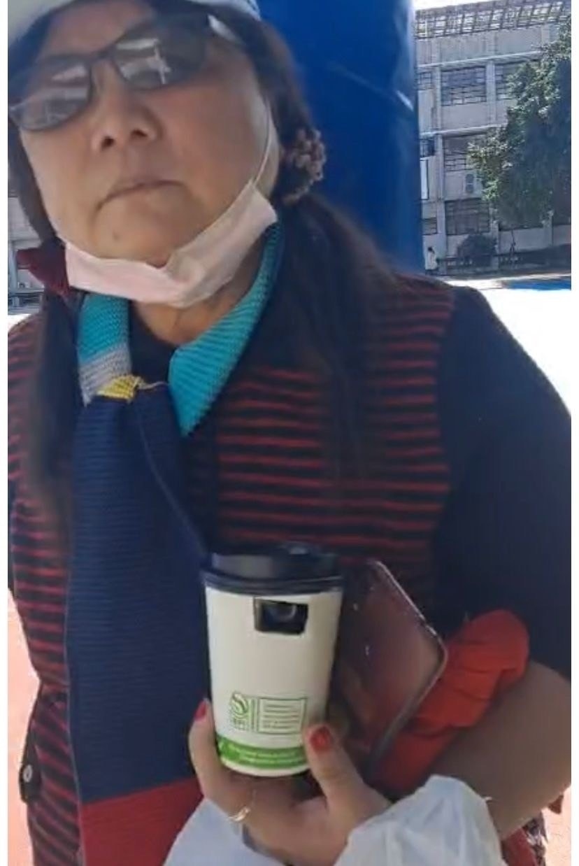 有民眾發現在台中烏日九德國小投開票所外有人拿著針孔攝影的咖啡杯疑似在「監票」。   圖：擷取自陳柏惟臉書