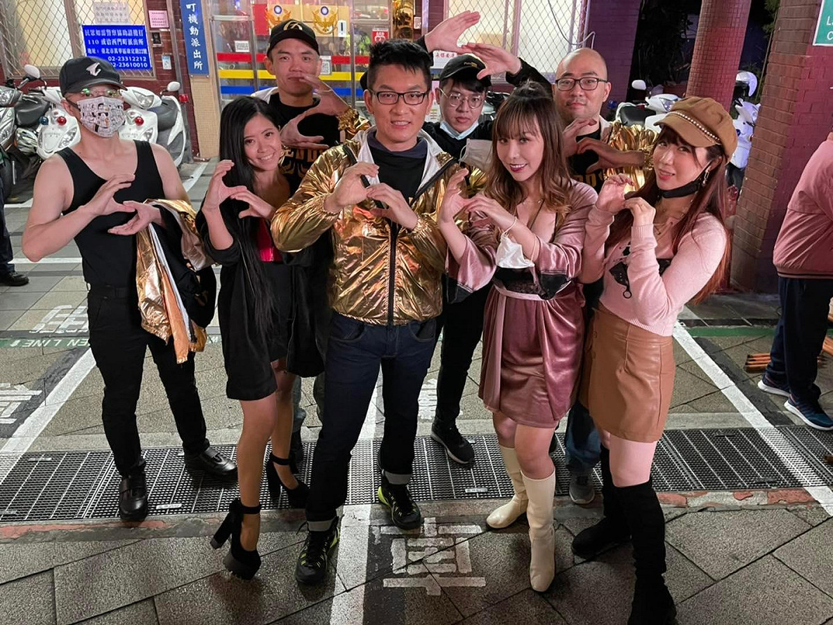 罷免林昶佐公民團體「清林散昶」選前之夜，童仲彥率爆乳辣妹登台熱舞 。 圖：翻攝童仲彥臉書
