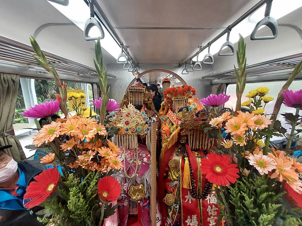 「2021北台灣媽祖文化節」25參贊宮廟媽祖，搭乘CK124蒸汽火車巡禮平溪支線遶境賜福。 圖：新北市民政局提供