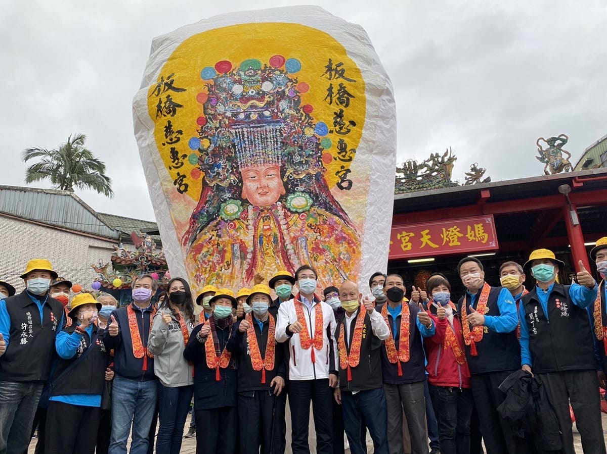 新北副市長劉和然與各寺廟代表於十分寮成安宮廟前廣場一同施放全台最大20 呎高媽祖天燈，為世界祈福。 圖：新北市民政局提供
