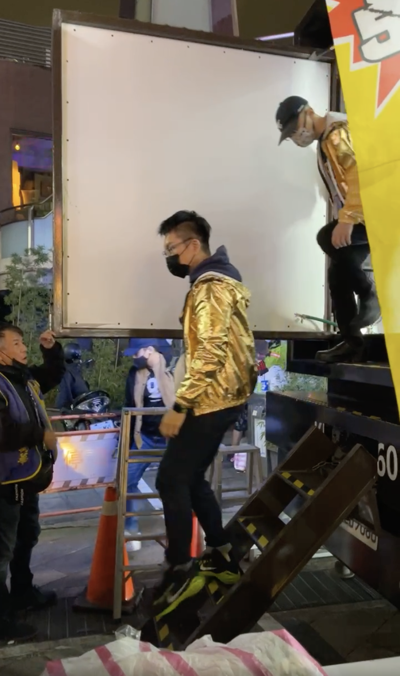 童仲彥在「清林散昶」選前之夜上台表演，演出內容還沒結束就被請下台。 圖：翻攝童仲彥臉書直播