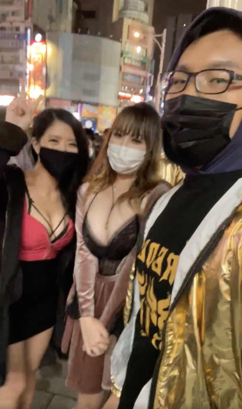 上台前童仲彥開直播與爆乳妹自拍合影。 圖：翻攝自童仲彥臉書直播