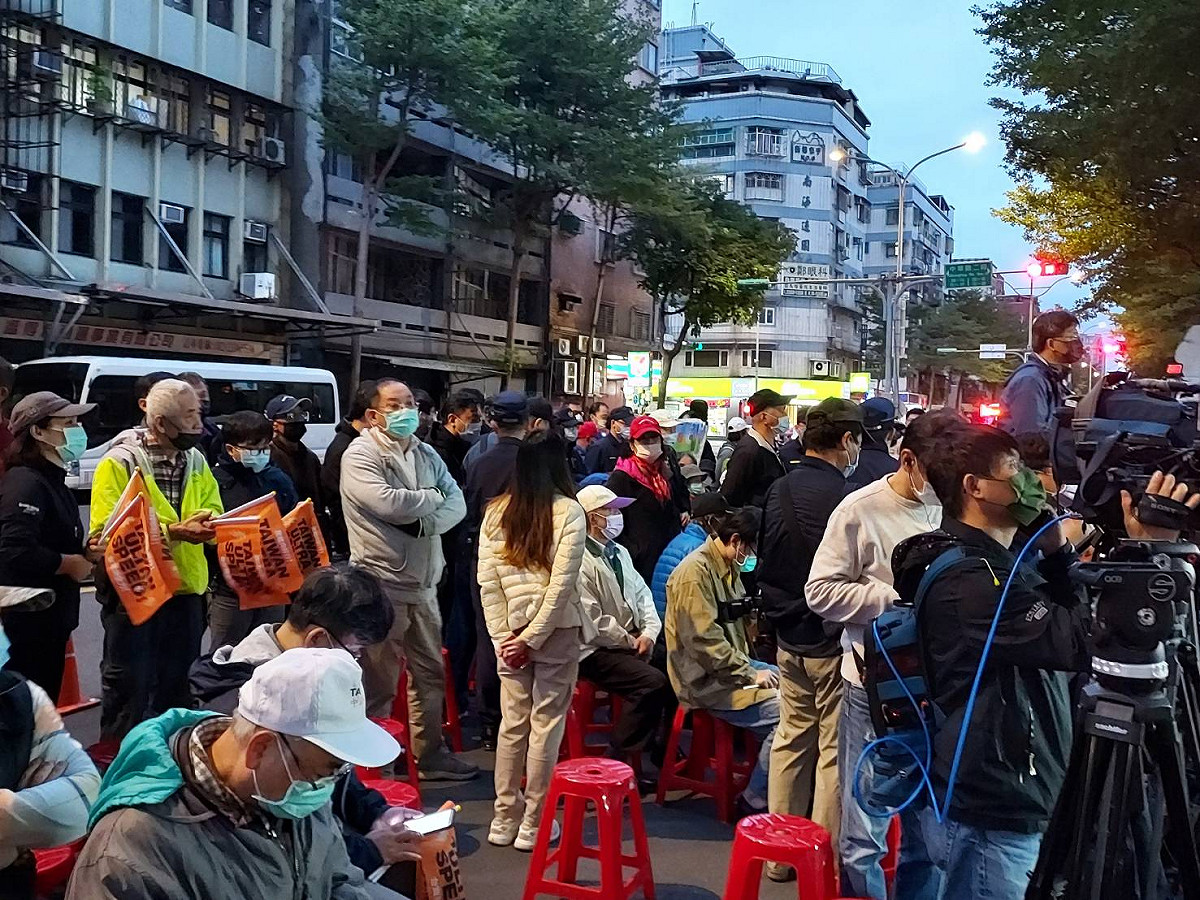 林昶佐服務處現場聚集支持者。 圖：陳佩君／攝