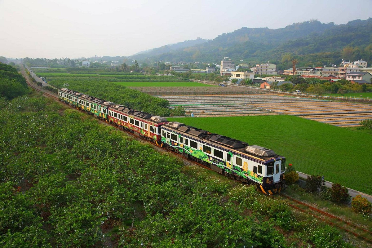 集集線通車滿百年，交通部台鐵局推出限量紀念套票（圖為集集彩繪列車）。 圖：翻攝自台鐵局臉書