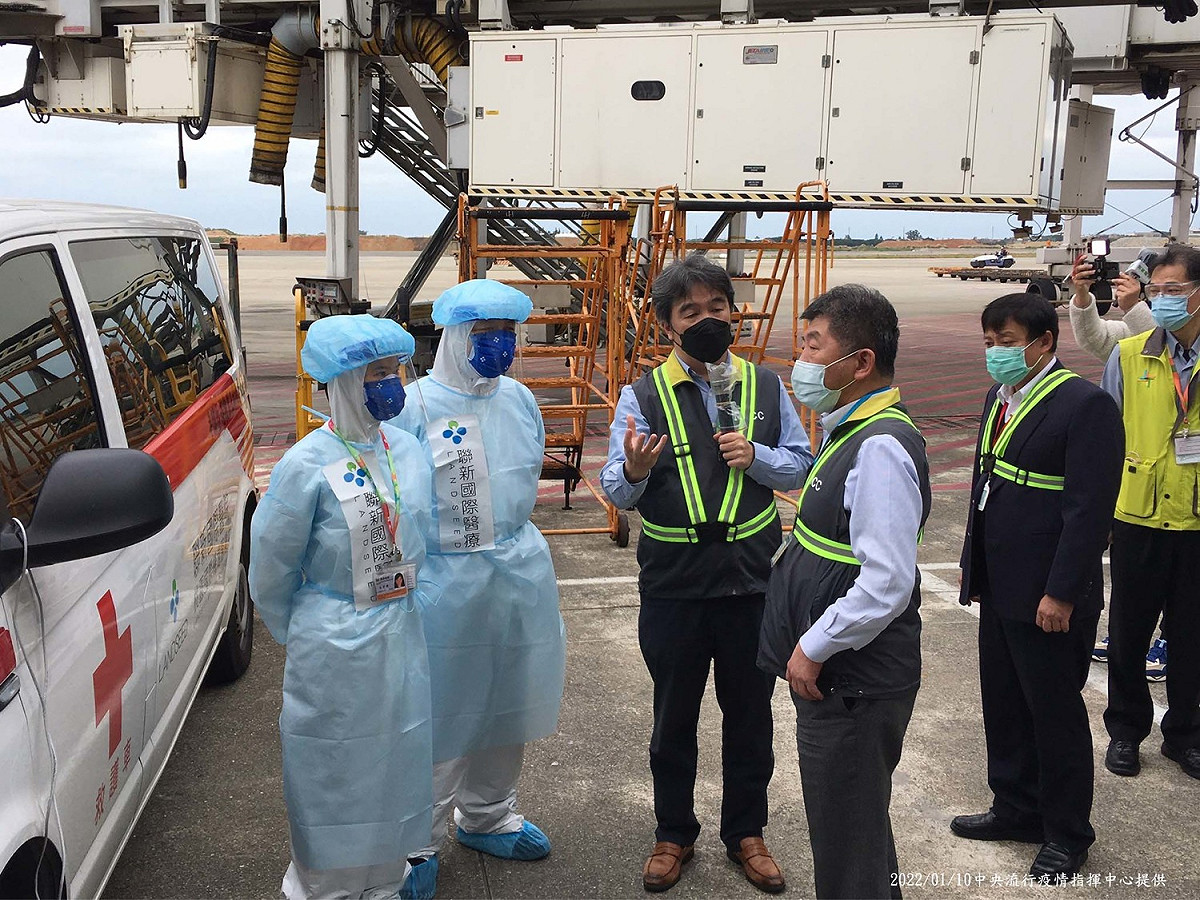 桃機案不斷擴大，今晨指揮官陳時中與桃機前進指揮所負責人王必勝今前往桃機視察。 圖：中央流行疫情指揮中心/提供