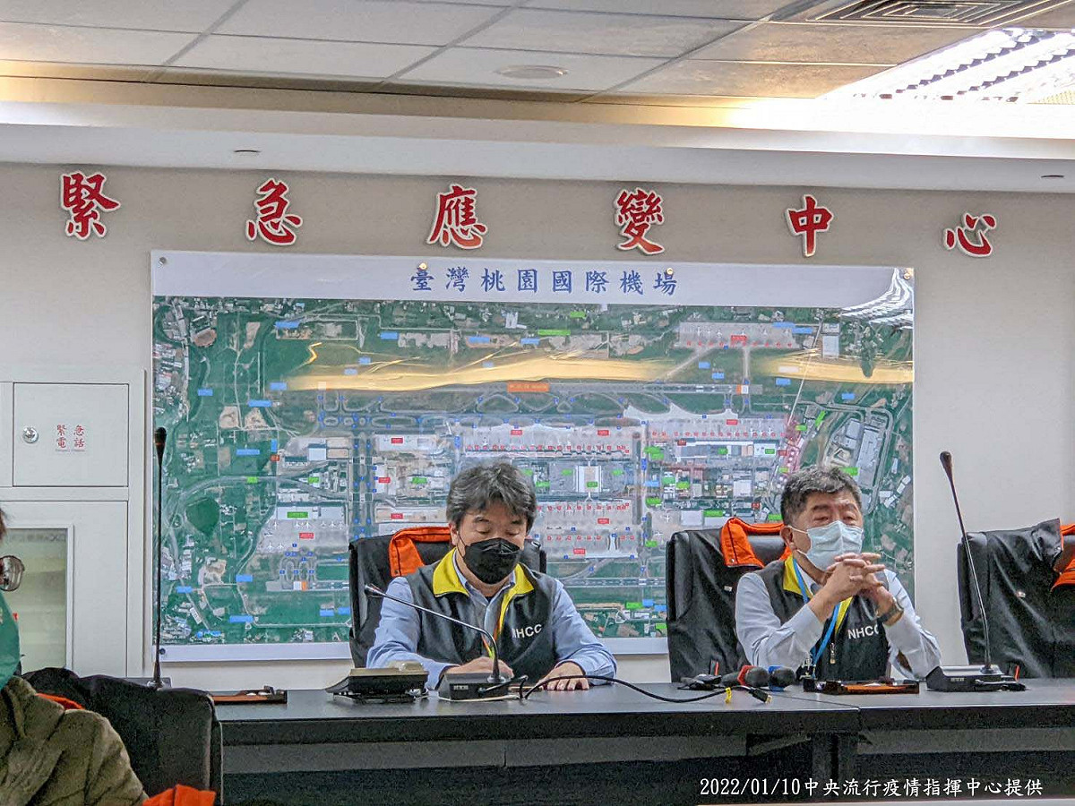 中央流行疫情指揮中心指揮官陳時中與桃機前進指揮所指揮官王必勝，今晨至現場勘查桃園機場登機檢疫2.0專案。 圖：中央流行疫情指揮中心/提供