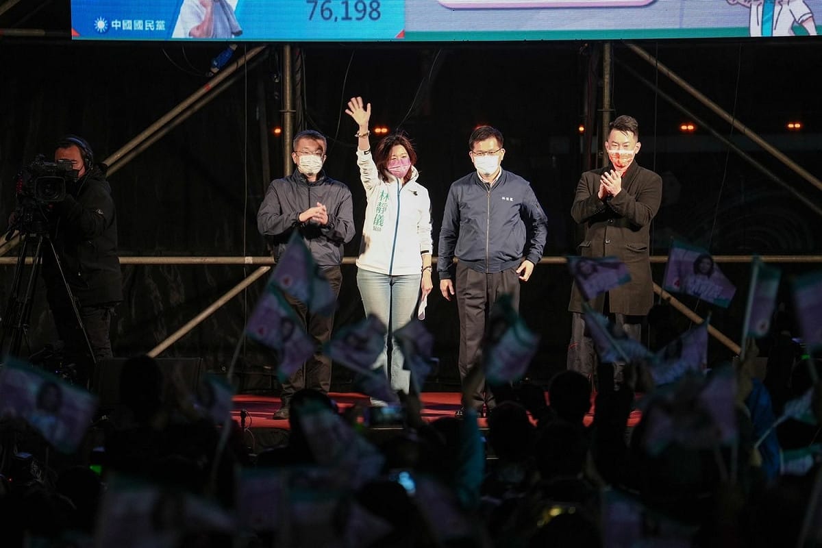 林靜儀與競選團隊三巨頭向支持者致謝。 圖：林靜儀競選總部/提供（資料照片）