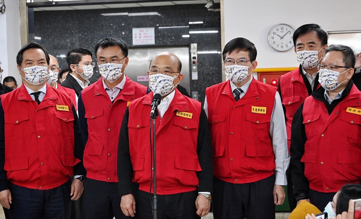 行政院長蘇貞昌今(10)日視察台北郵件處理中心國際包裹檢疫措施受訪。 圖：行政院提供