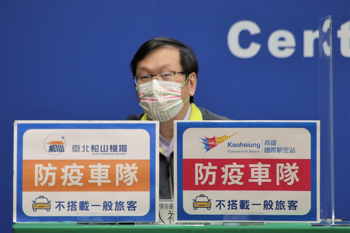中央流行疫情指揮中心發言人莊人祥，說明機場防疫計程車辨識貼紙。 圖：中央流行疫情指揮中心／提供