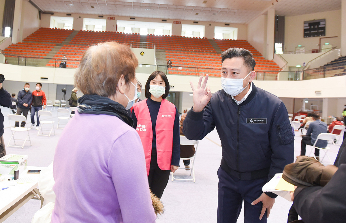 新竹市長林智堅今（10）日視察疫苗站。 圖：新竹市政府提供