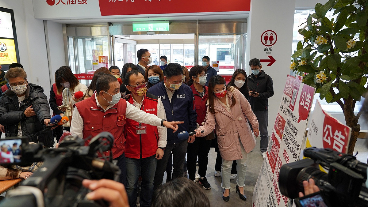 新北市長侯友宜今(10)日上午前往「大潤發土城店」瞭解大賣場各項防疫與人流管制措施。 圖：新北市經發局提供