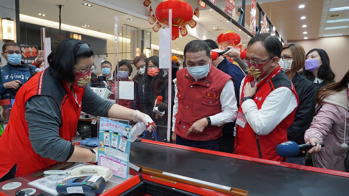 新北市長侯友宜視察賣場收銀區消毒防疫措施。 圖：新北市經發局提供