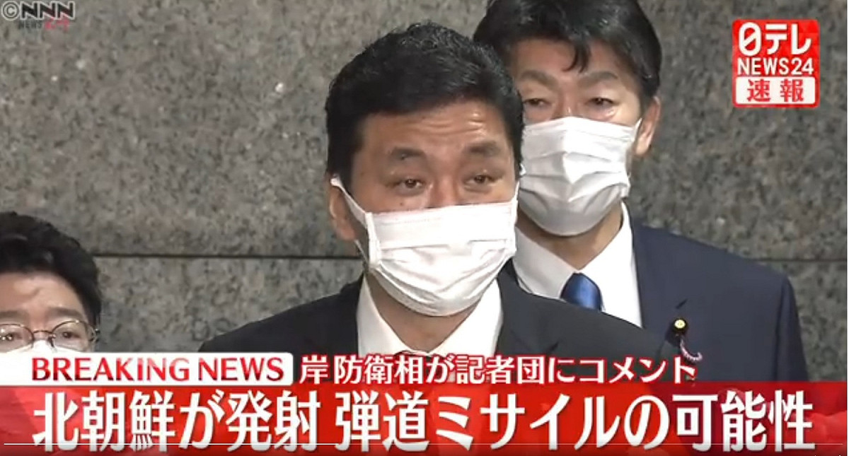 日本防衛大臣岸信夫（前）11日上午在防衛省召開記者會，表示關於朝鮮在清晨發射疑似彈道導彈數量和落點，「正在分析細節」。 圖：翻攝自日テレNEWS