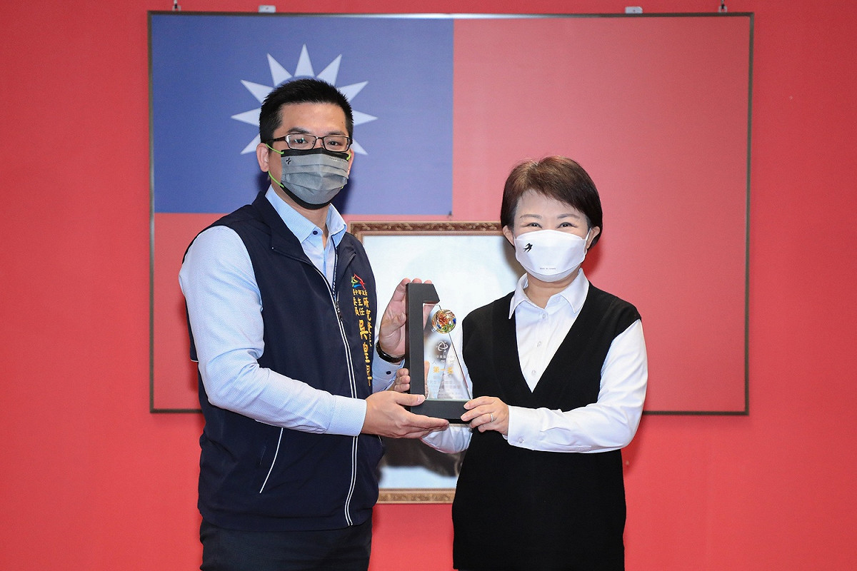 中市府研考會主任委員吳皇昇於市政會議獻獎。 台中市政府/提供