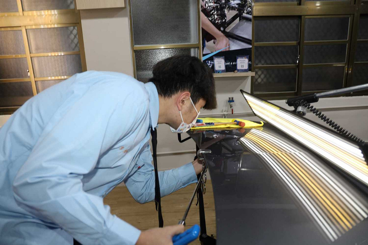 南強工商首創全台唯一汽車微板金旗艦中心融合實作技術納入學校課程學習，引進汽車界最夯PDR創新技術。 圖：新北市教育局提供