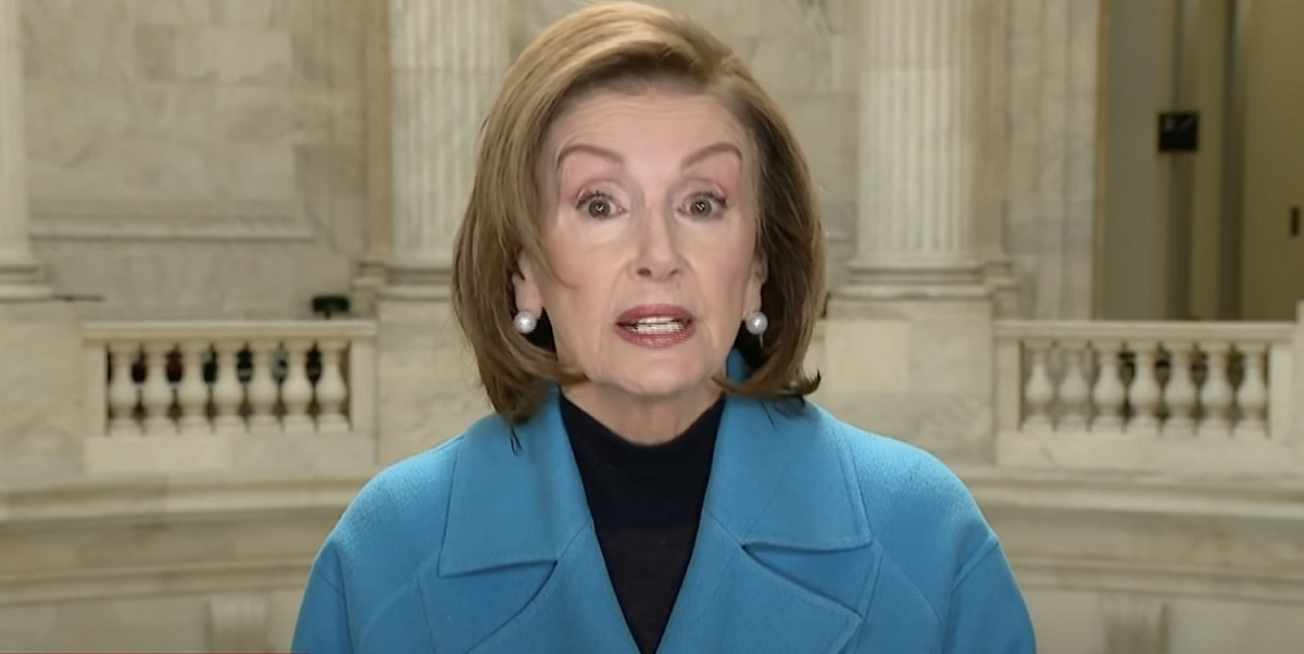 美國眾議院議長裴洛西（Nancy Pelosi）日前接受節目採訪，特殊挑高的眉毛造型竟成網友熱烈討論重點。 圖：擷取自推特