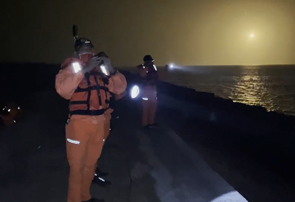海巡在照明彈照射下，繼續夜間搜救。 圖：海巡署提供