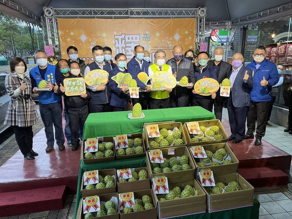 農糧署、新北市府、台東縣府長官貴賓共同推廣台東釋迦。 圖：新北市農業局提供
