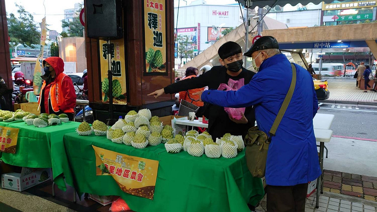 民眾於板橋農會騎樓採買台東太麻里釋迦。 圖：新北市農業局提供