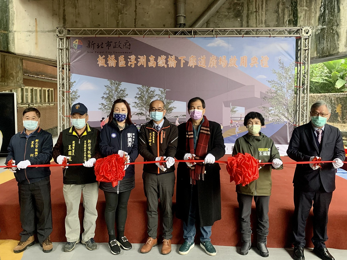 板橋區長范姜坤火(中)及市議員周勝考(右三)、劉美芳(左三)、王淑慧(右二)、里長共同剪綵。 圖：板橋區公所提供