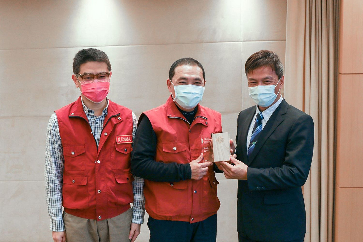 右起三峽區農會總幹事張永巨、新北市長侯友宜、農業局長李玟。 圖：新北市農業局提供