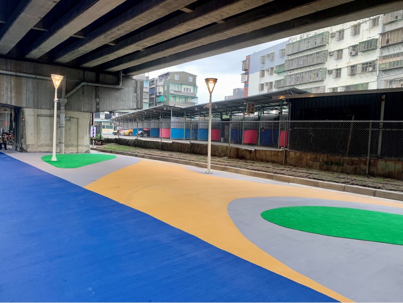 板橋區浮洲高鐵橋下廊道改造後，成為多功能休憩空間。 圖：板橋區公所提供