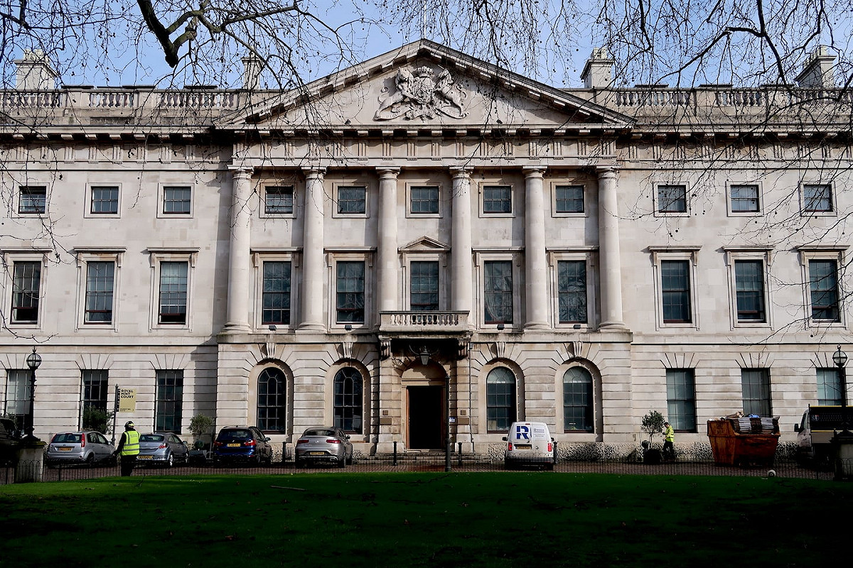 英國王室造幣廠前身是修道院，曾在1930年代收留許多黑死病患者，後改建成綜合大樓，未來更將變成中國駐英國大使倌，所在的Tower Hamlets區是倫敦繁華中心。 圖：翻攝自The State of London臉書
