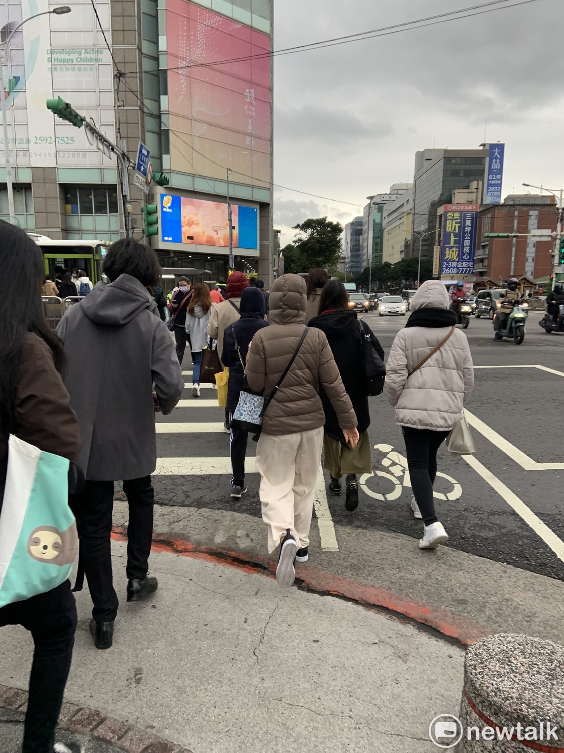 氣象專家吳德榮表示，初二晚上至初三鋒面、強冷空氣南下，各地氣溫逐漸下降（資料照）。 圖：張家寧／攝