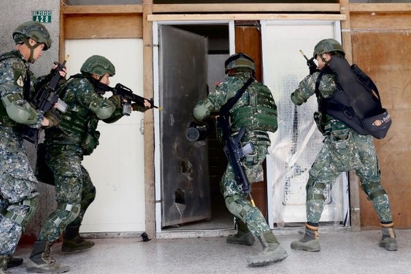 國軍最近演練針對解放軍登陸巷戰的攻防。 圖 : 翻攝自軍聞社
