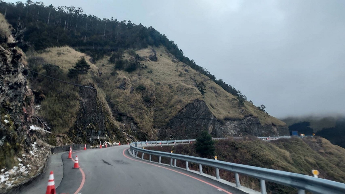 由於合歡山高海拔地區路面結冰，武嶺至松雪樓路段限加掛雪鏈通行。 圖：交通部公路總局／提供