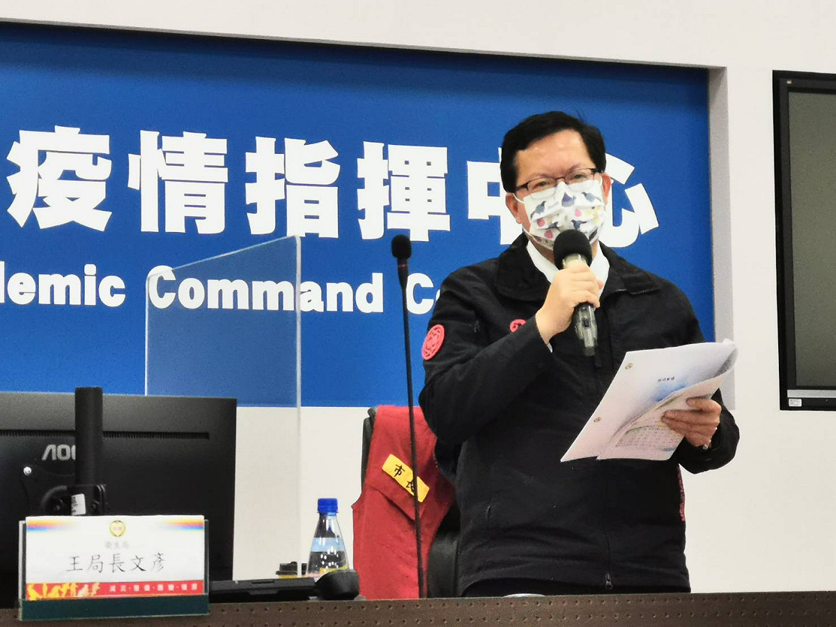 鄭文燦說明昨爆出職場感染的電子廠、食品廠及幼兒園擴大篩檢結果，803人全數陰性。 圖：桃園市政府/提供