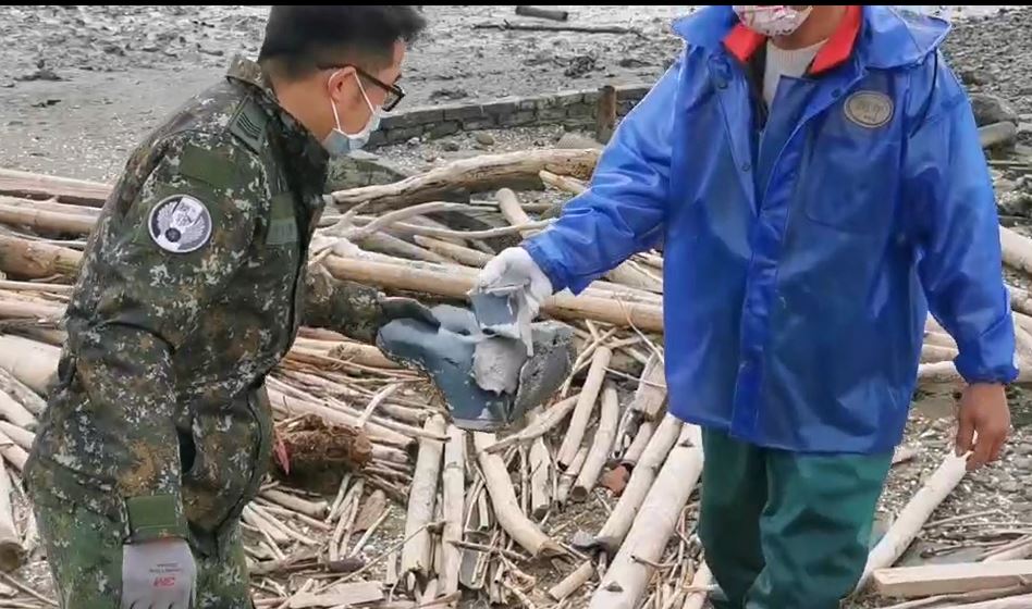 蚵農拾獲軍機殘骸，交給軍方處理。 圖：嘉義縣記者公會/提供