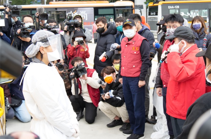 新北市長侯友宜今(12)日視察防疫計程車、防疫大巴和市區公車防疫整備及執勤狀況。 圖：新北市交通局提供