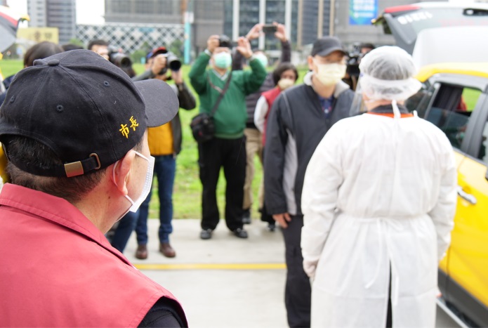 新北市長侯友宜今(12)日視察防疫計程車執勤狀況。 圖：新北市交通局提供