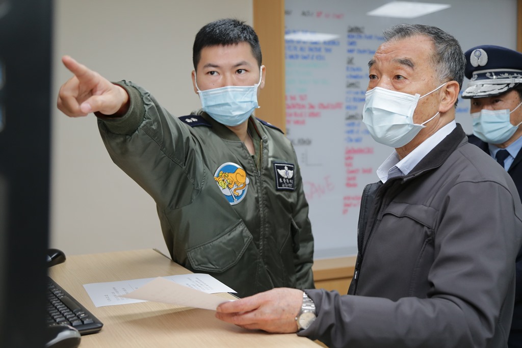 國防部長邱國正今日前往空軍第四聯隊，關心「0111專案」搜救進度。 圖/軍聞社提供