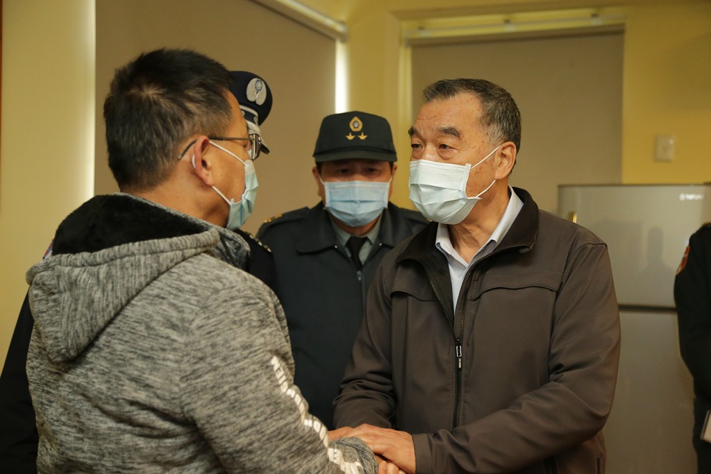 國防部長邱國正今日前往空軍第四聯隊，關心「0111專案」搜救進度，並代表三軍統帥蔡英文總統，探慰失聯飛行官陳奕上尉的家屬，強調國軍全力搜救，絕不放棄任何希望。 圖/軍聞社提供