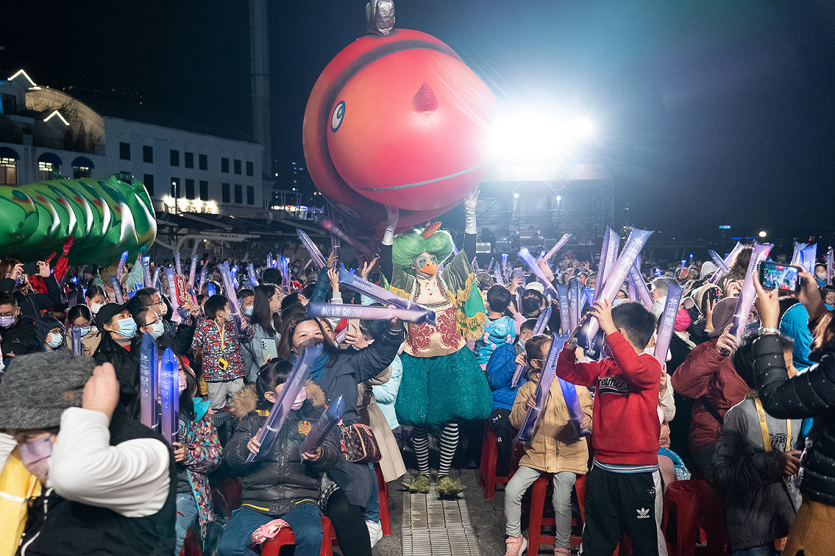 新北市淡水跨年煙火活動「紙風車劇團」帶動氣氛High翻全場。 圖：新北市文化局提供