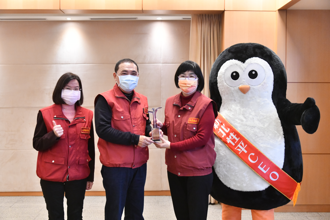 今(12)日市政會議上，社會局長張錦麗(右)與人事處長郭素卿(左)共同將金馨獎榮耀獻給侯友宜 圖：新北市人事處提供