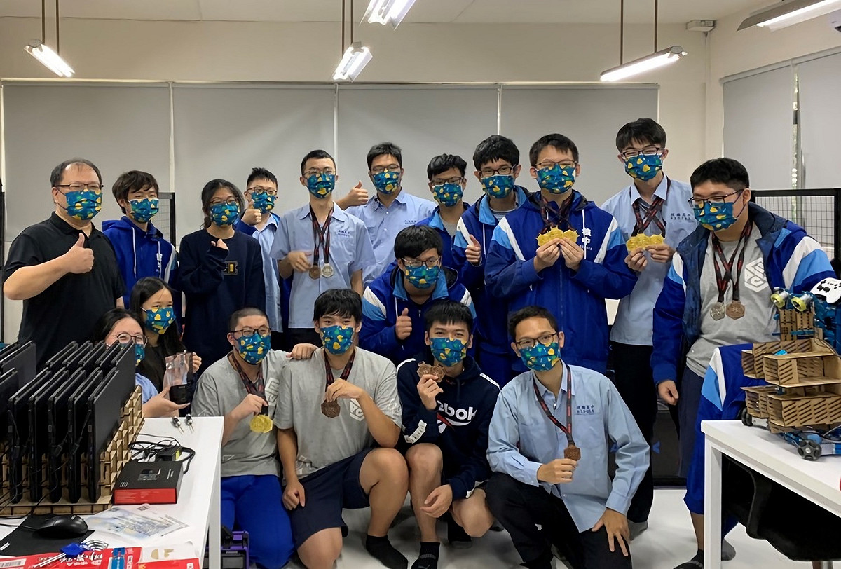 板高MAKEX機器人5隊比賽學生。 圖：新北市教育局提供