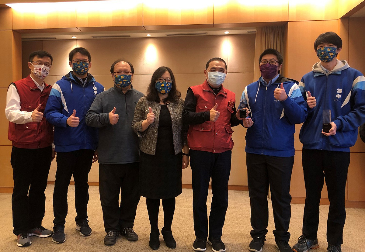 板高MAKEX機器人-市政會議獻獎(左2同學陳岷彥、左3指導老師鄭政富、左4校長賴春錦、右1同學劉峻亨、 右2同學蕭輔毅)。 圖：新北市教育局提供