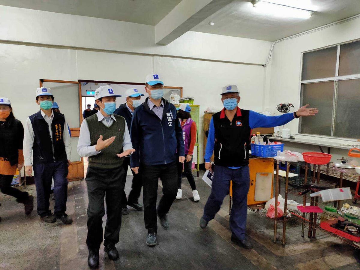 羅達生(右二)率隊督檢企業防疫措施。 圖：高雄市勞工局提供