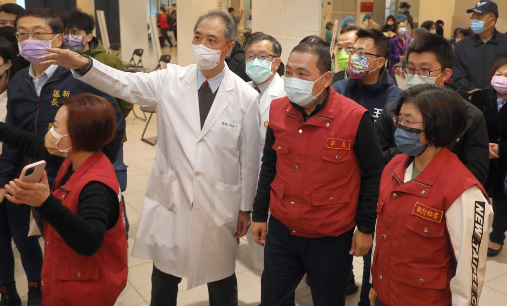 新北市長侯友宜前往三重綜合體育館關心民眾接種情形。 圖/新北市政府提供